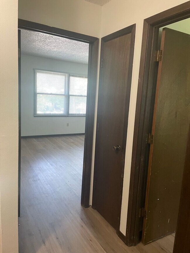 Building Photo - 735/737 Rundell