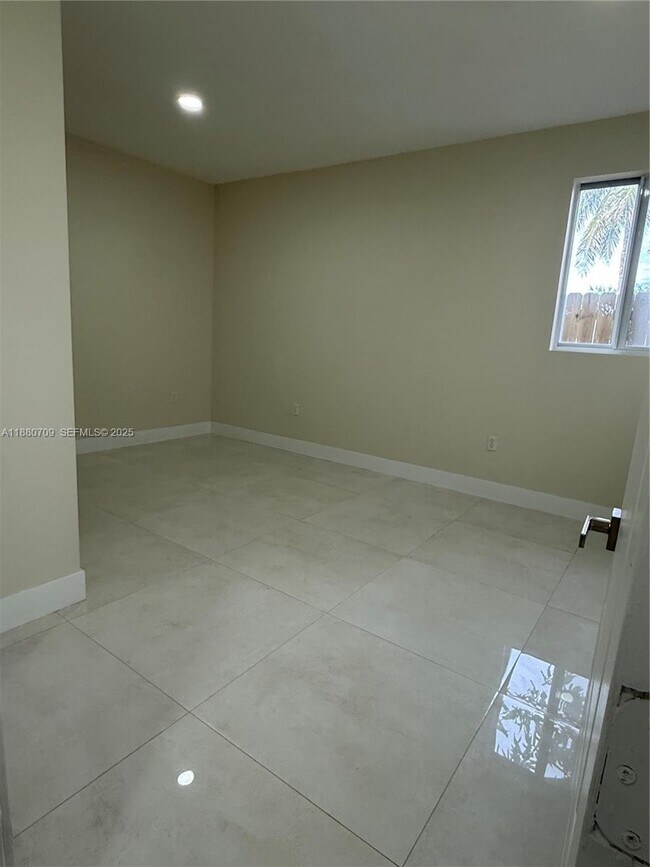 Building Photo - 559 NW 2nd St