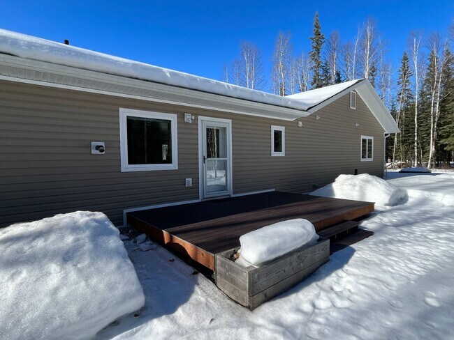 Building Photo - Newer, energy efficient, pet friendly home...