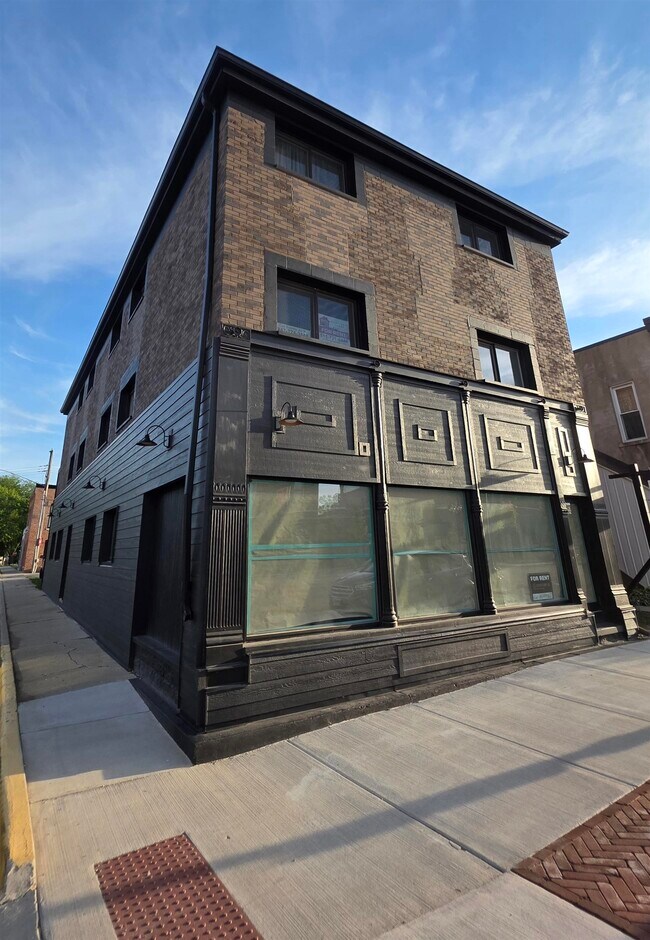 Building Photo - 304 W Main St