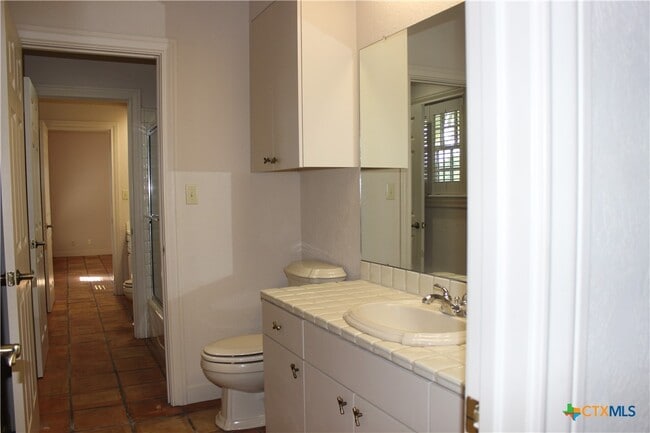 Building Photo - 6001 Country Club Dr