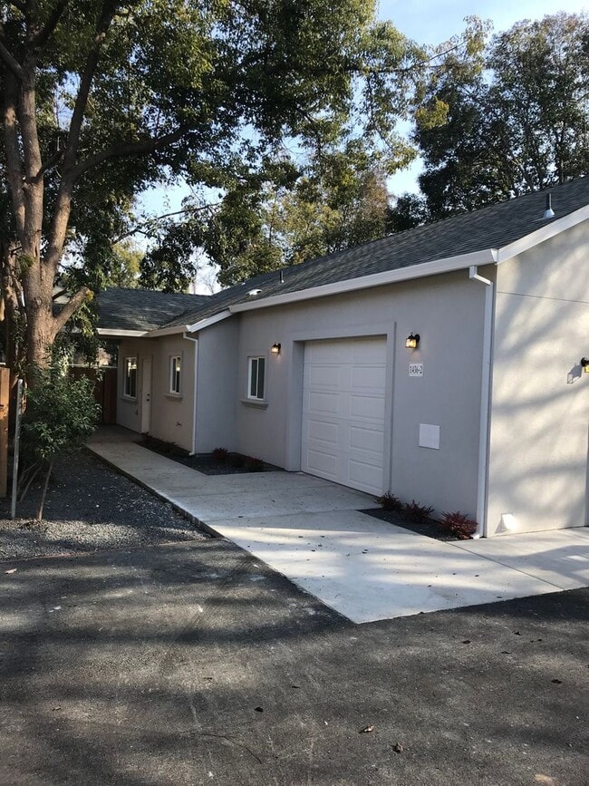 Building Photo - Newly Built Home with 3 Primary Suites complete with full Bathroom in ideal location!
