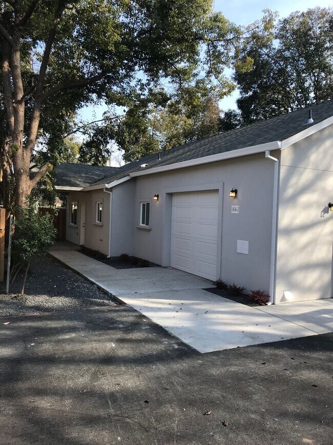 Building Photo - Newly Built Home with 3 (Yes 3) Primary Suites complete with full Bathroom in ideal location!