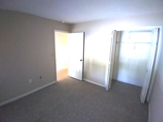 Building Photo - First Floor, 1 Bedroom, 1 Bath Condo with ...