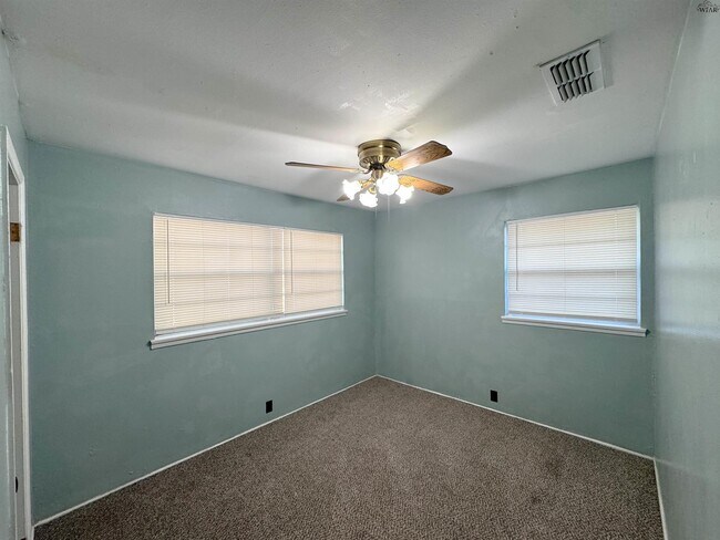 Building Photo - 1504 Red Fox Rd