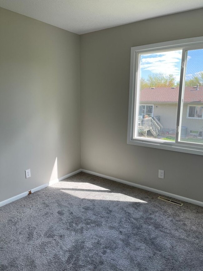 Building Photo - Beautiful, Updated 3Bed+Office/Den, 2Bath Twinhome in Plymouth- Available Now!