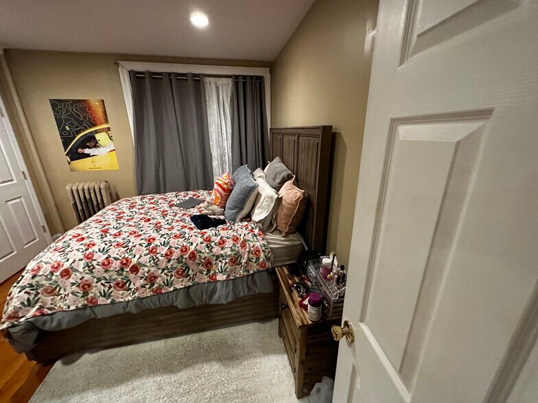 Building Photo - 60 Egmont St