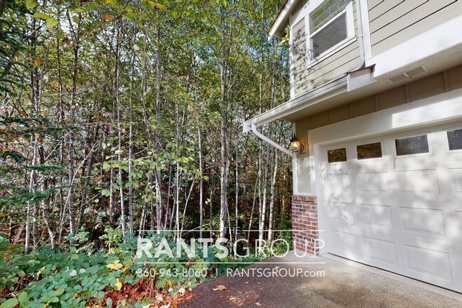 Building Photo - 4-bedroom, 2-bathroom Home with Green Belt in A Prime Location!