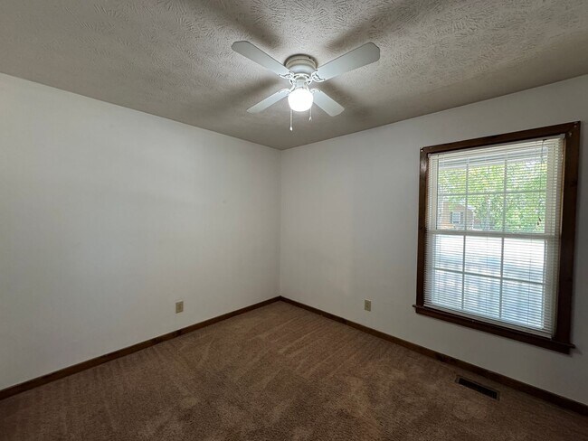 Building Photo - Cute 3 Bedroom Ranch with Large Yard