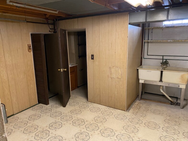 Building Photo - 2921 Woodlawn Dr