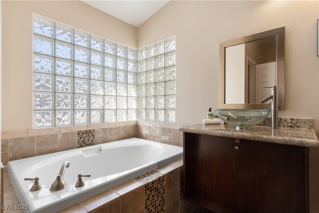 Building Photo - 905 Buffwood Ave