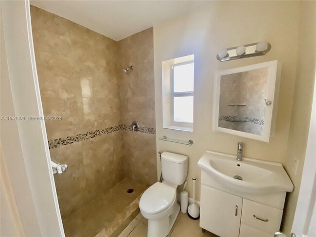 Building Photo - 930 SW 7th Ave