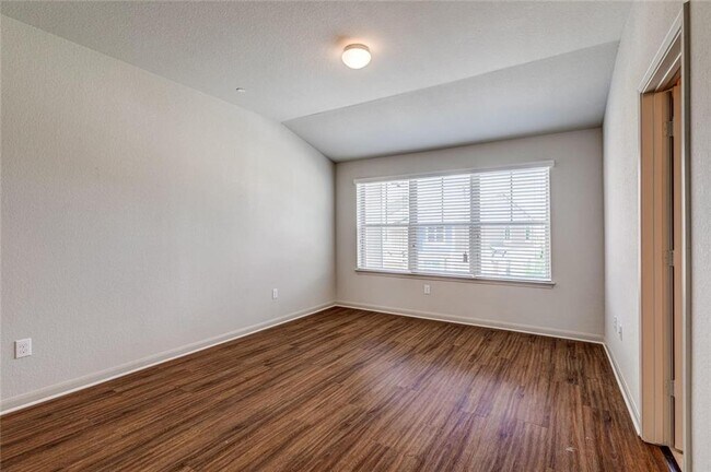 Building Photo - 1620 Bryant Dr