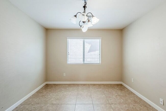 Building Photo - Bright & Airy 4-Bedroom in Willow Ridge Co...
