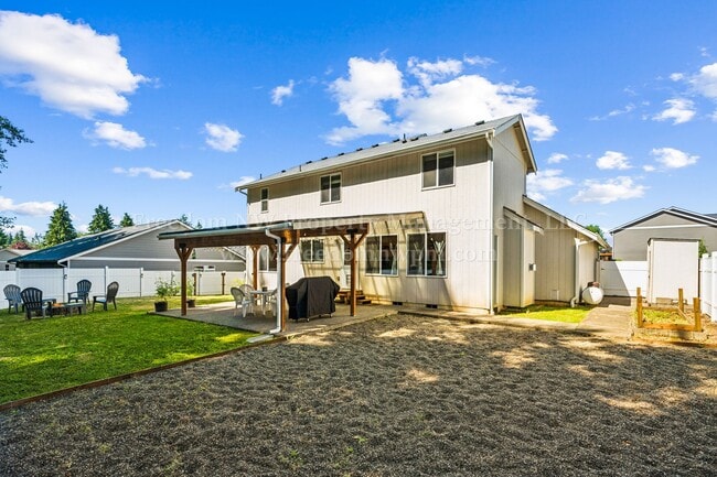 Building Photo - 704 Evergreen Place