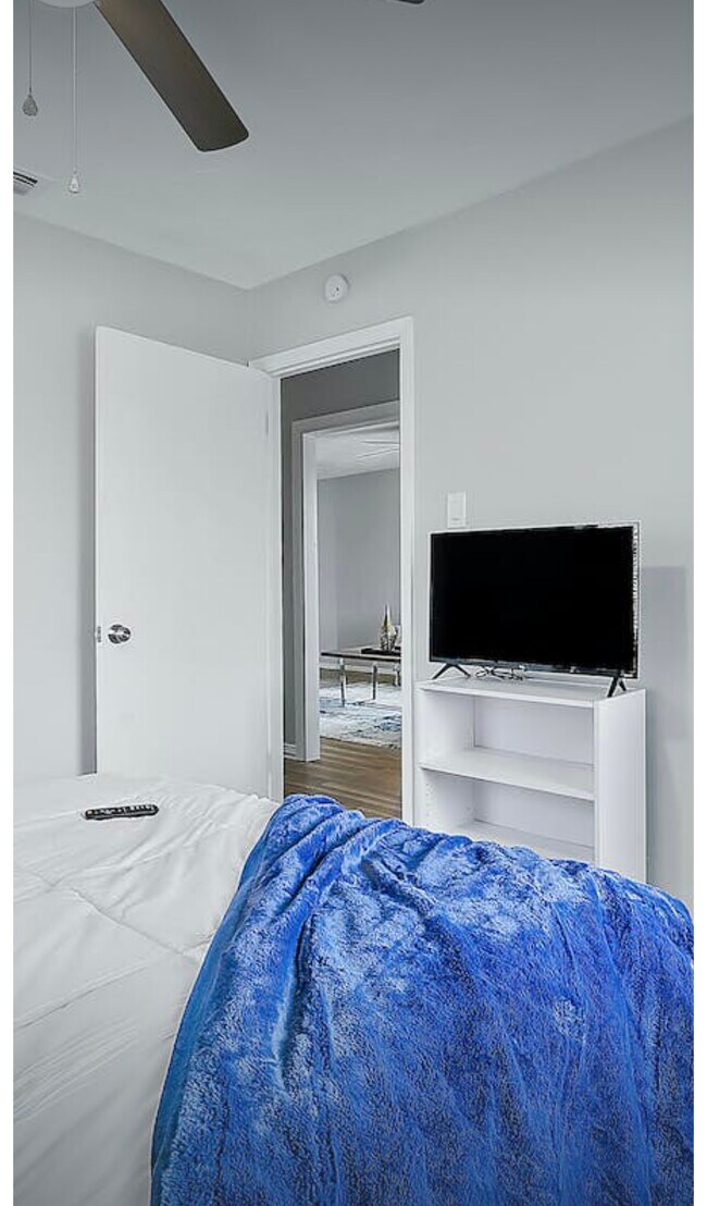 Building Photo - 2302 Royal Dr