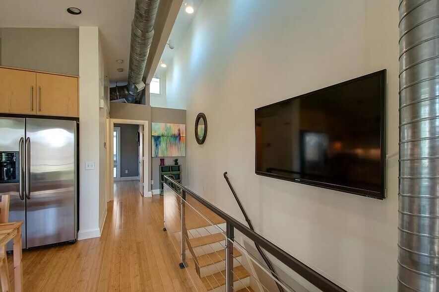 Clerestory windows and high ceilings bring in the natural light. - 324 Van Buren St