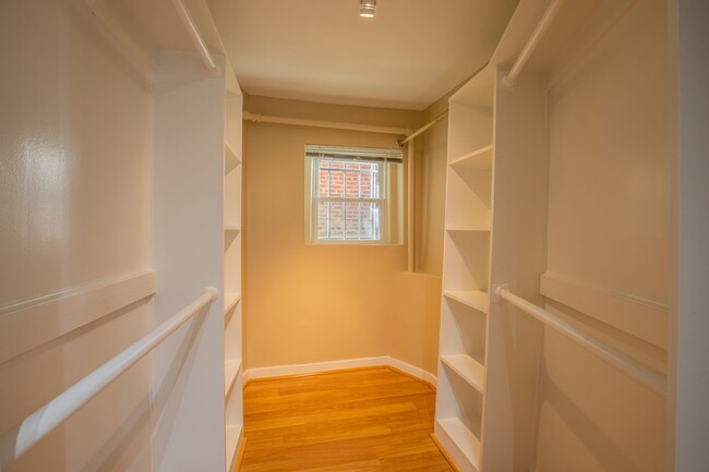 Building Photo - Lovely 1 BR/1 BA Condo in Dupont Circle!