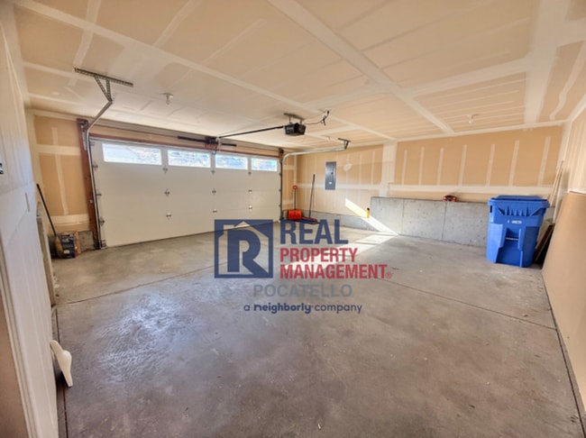 Building Photo - Beautiful 4 bed 3 bath home - 2 car garage...