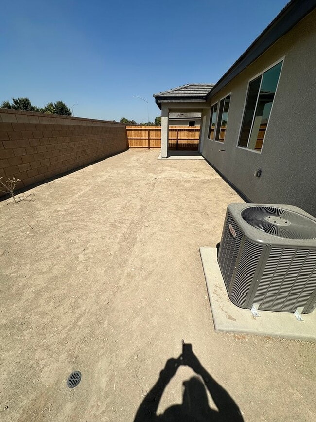 Building Photo - New house in Kerman Ca