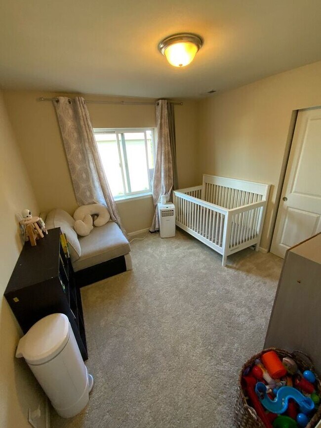 Building Photo - Puyallup Valley 4bdr 2.5bath w/ a POOL