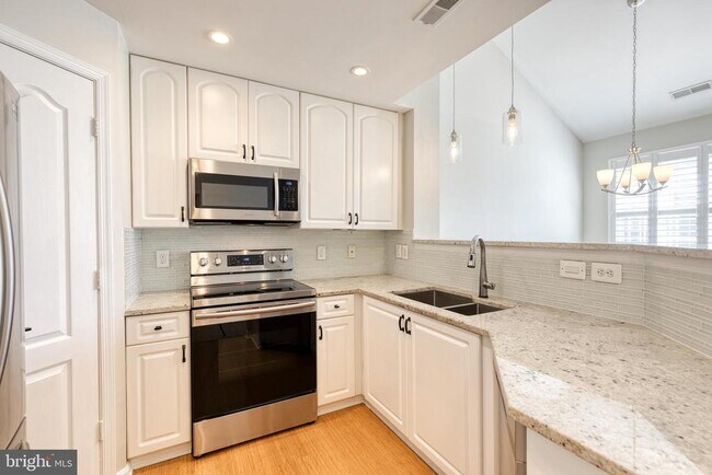 Building Photo - 400 Symphony Cir