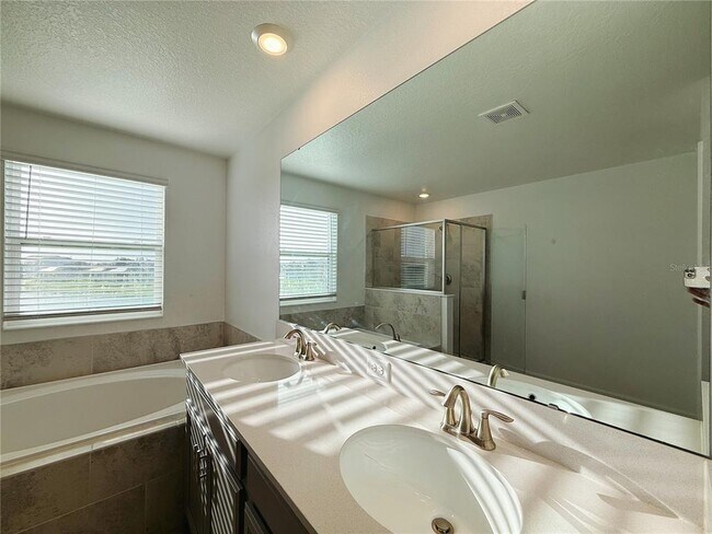 Building Photo - 5001 Center Ct