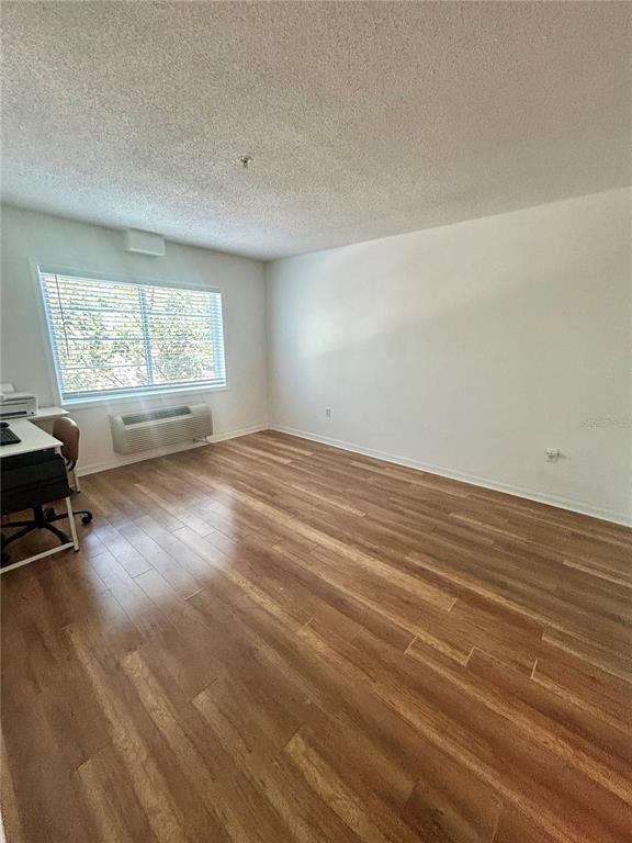 Building Photo - 406 W Azeele St
