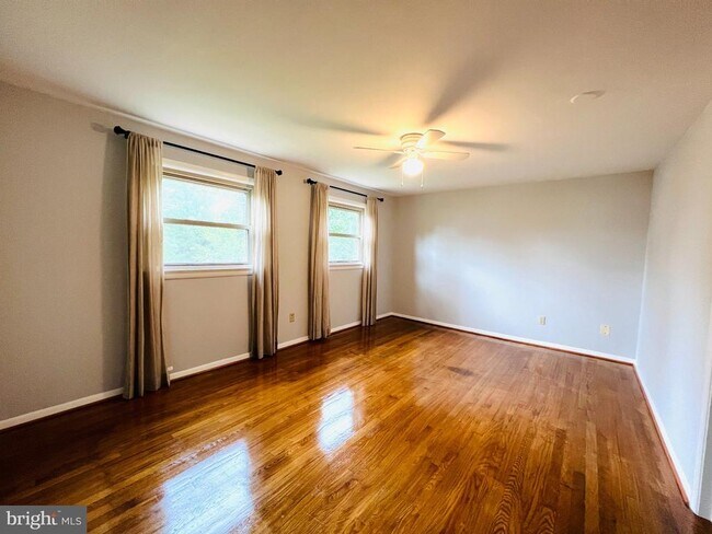 Building Photo - 2220 Primrose Dr