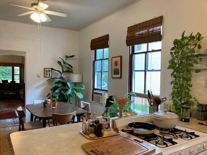 Building Photo - 2909 W Dickens Ave