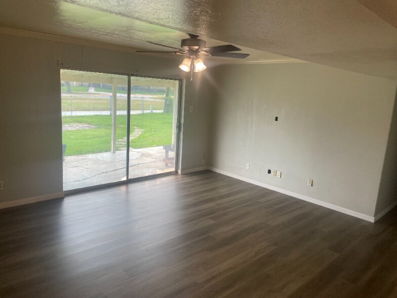 Building Photo - 409 S Holiday Dr