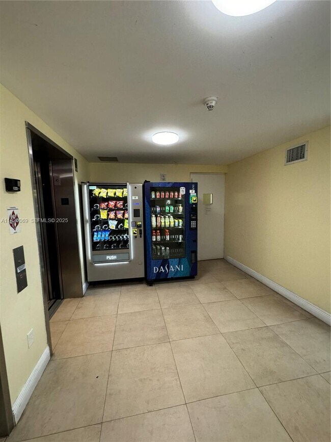 Building Photo - 1350 NW 8th Ct