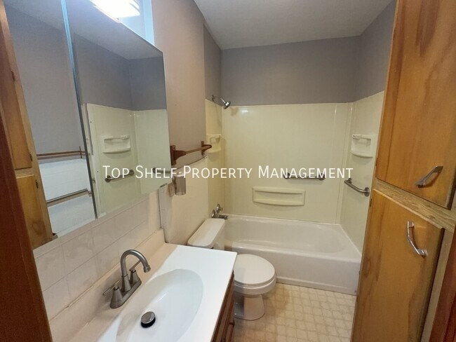 Building Photo - 2556 Grandview Ave