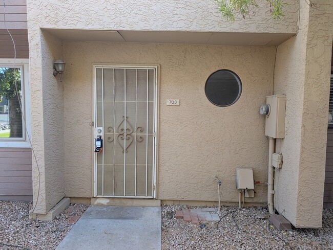 Building Photo - Los Prados Townhome with in unit laundry