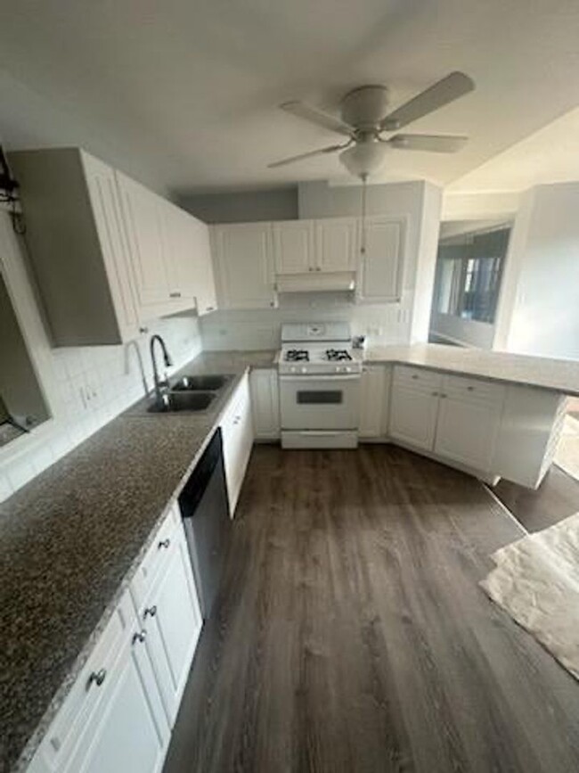 Building Photo - Large 3 bedroom 2 bathroom Condo with Cent...