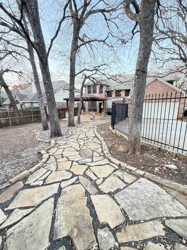 Building Photo - Lovely home nestled in south Arlington
