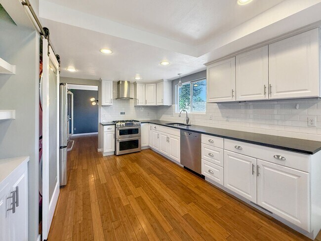 Building Photo - $0 DEPOSIT OPTION. SPACIOUS 5-BEDROOM CENT...