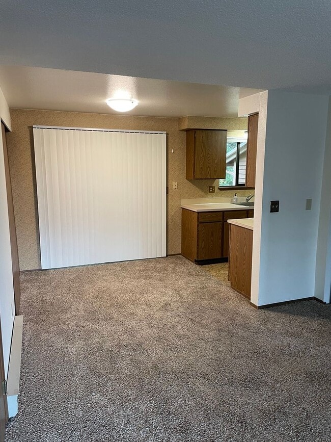 Building Photo - ***PENDING APPLICATION***Cozy 1 Bedroom Apartment Close to Schools and Base