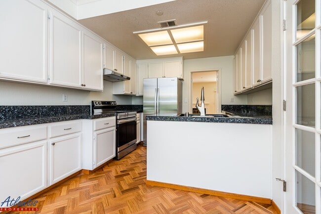 Building Photo - Beautiful Townhouse | Desirable Location