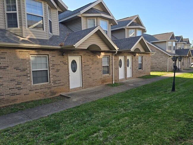Building Photo - Capri Townhomes