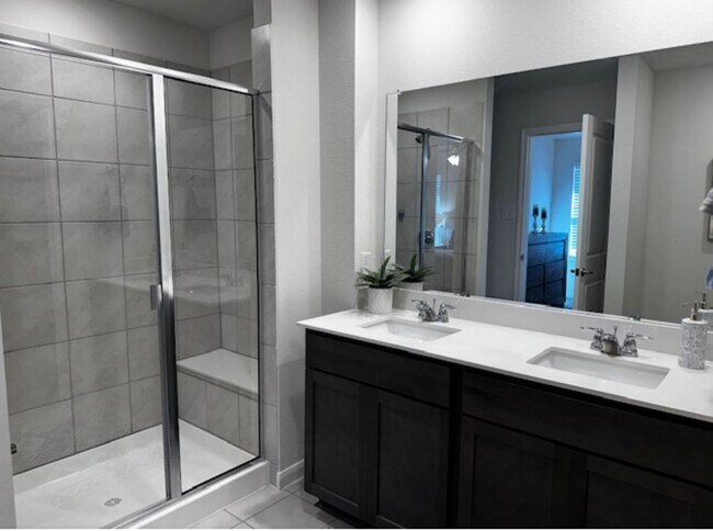 Building Photo - Like New 1 story 4 bedroom home just off D...