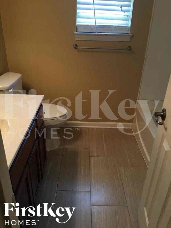 Building Photo - 4143 Ravenwood Dr N