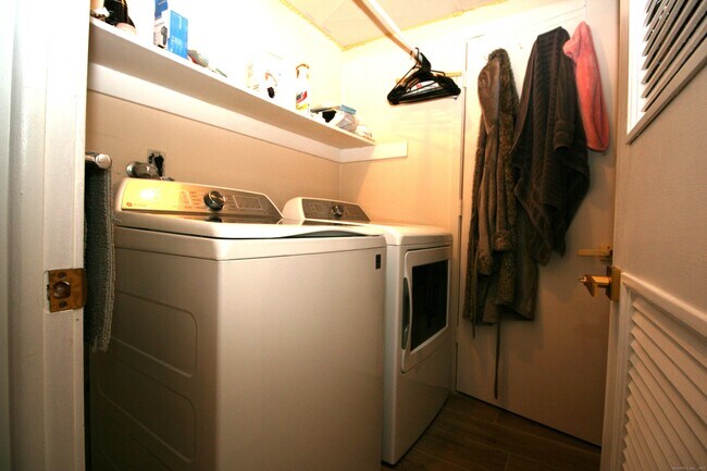 Building Photo - 7 Twin Oak Ct