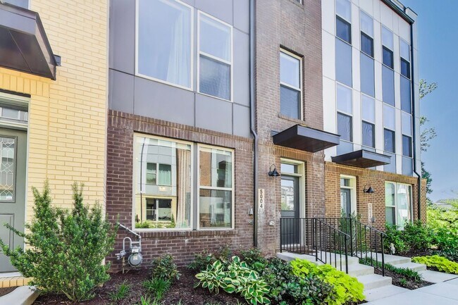 Building Photo - Stunning Contemporary Townhome - 4 Bedroom...