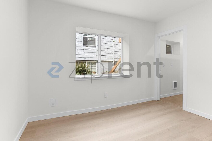 Building Photo - Unit B