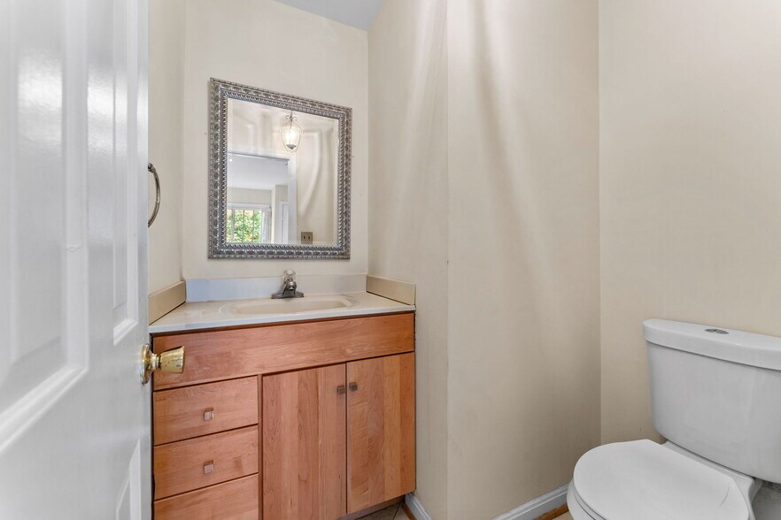 Powder room located in foyer - 9 Snug Hill Ct