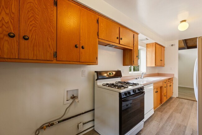 Building Photo - Charming Mid-Century 3-Bedroom Home in Win...