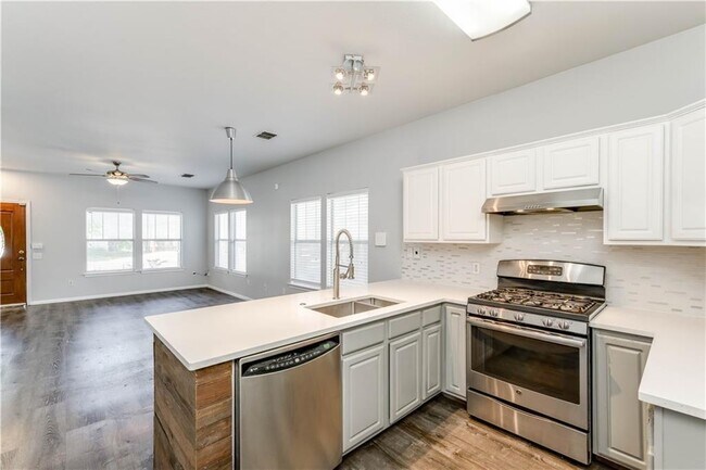 Building Photo - 1105 Clermont Ave