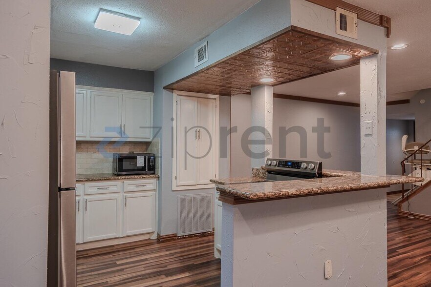 Building Photo - Unit 403