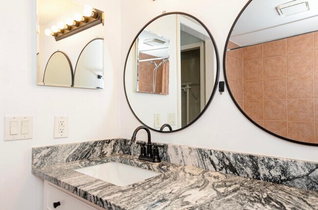 Building Photo - 800 NW Fork Rd